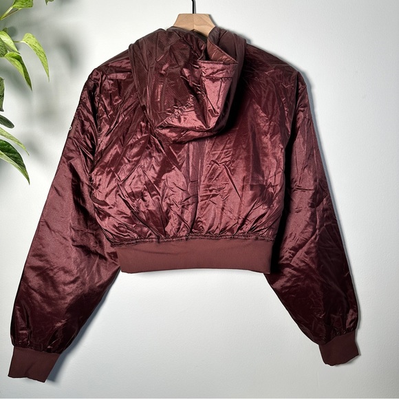 NWT Alo Yoga RIPSTOP CROPPED COSMO ZIP UP HOODIE in cherry cola - Picture 9 of 11